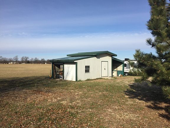 Small barn with lean to