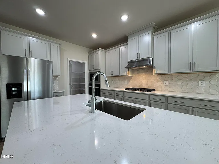 101 Klamath Dr — Photo 5