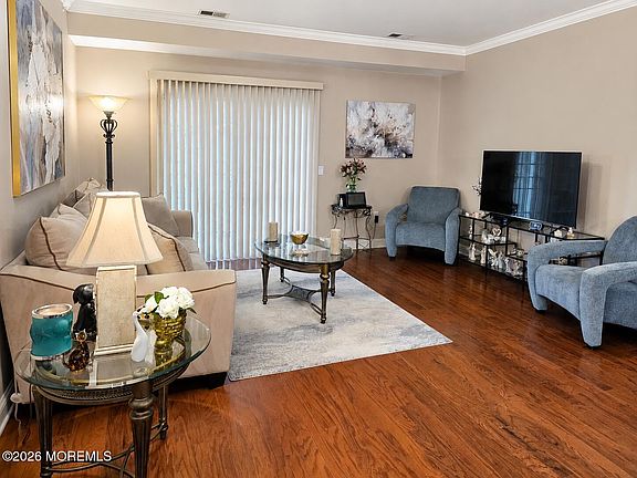 2nd image of 207 Knightsbridge Lane #1207