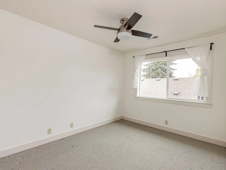 4017 NE Roselawn St — Photo 17