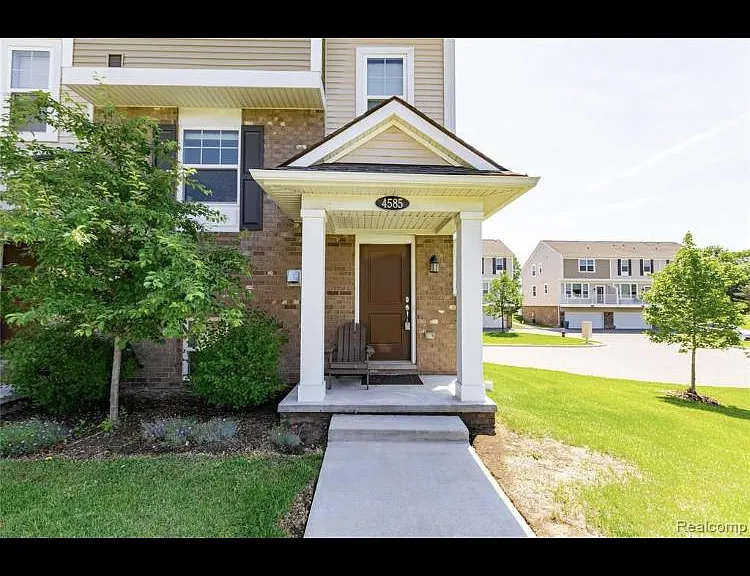 4585 Bradley Cir — Photo 2