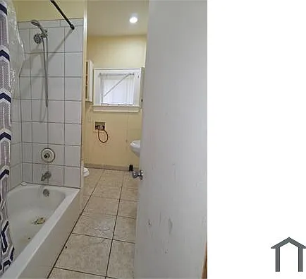 1760 Queen St S — Photo 5