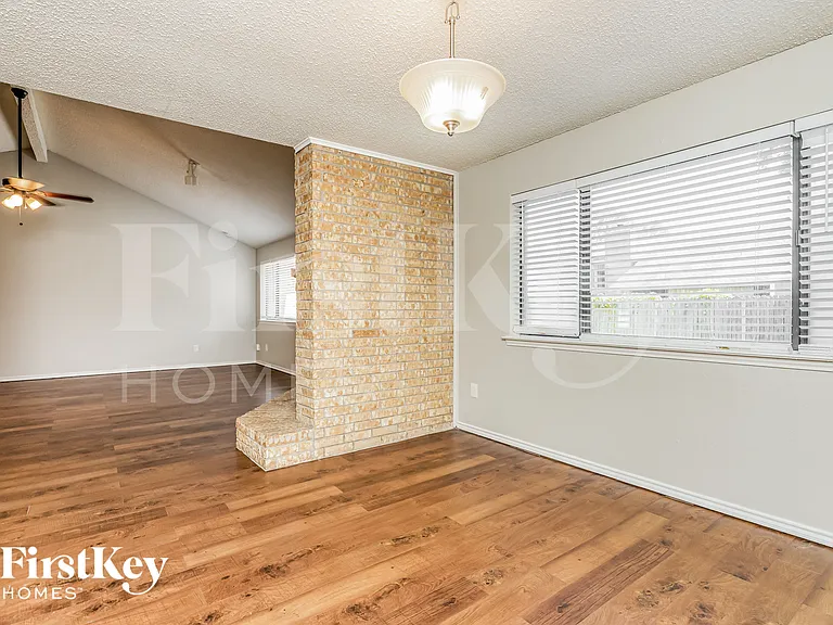 2661 Claremont Dr — Photo 5