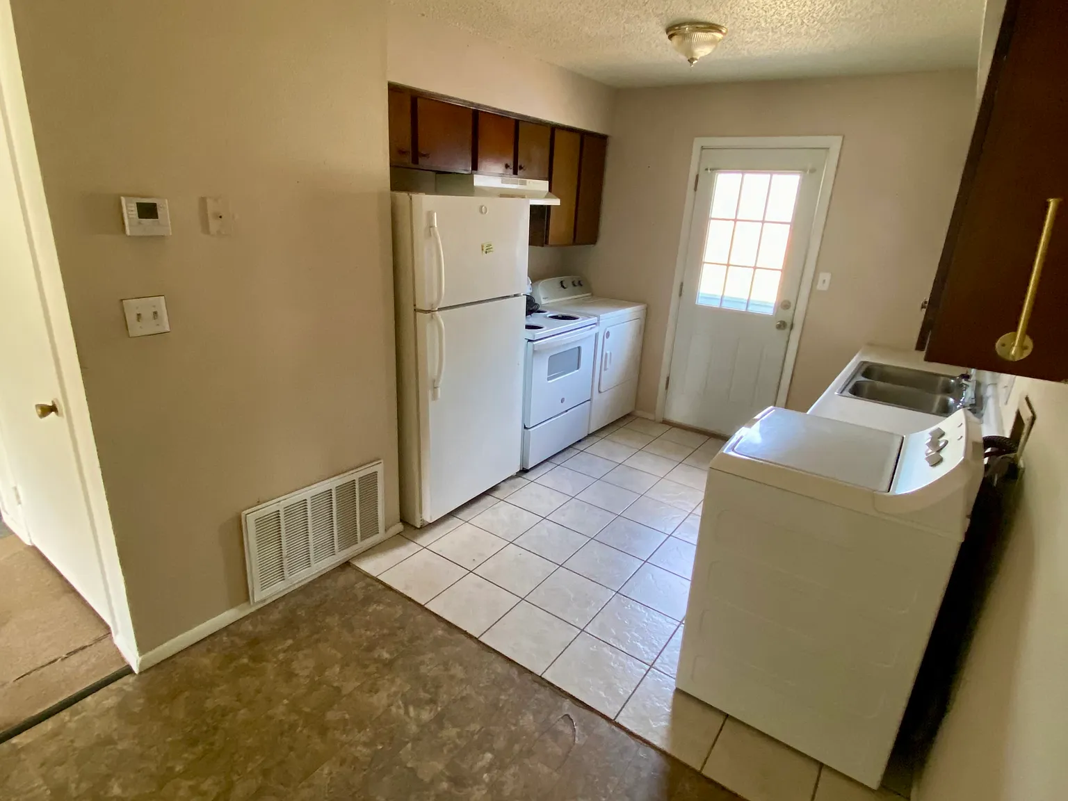 2 bed, 900 sqft, $850 — Photo 2