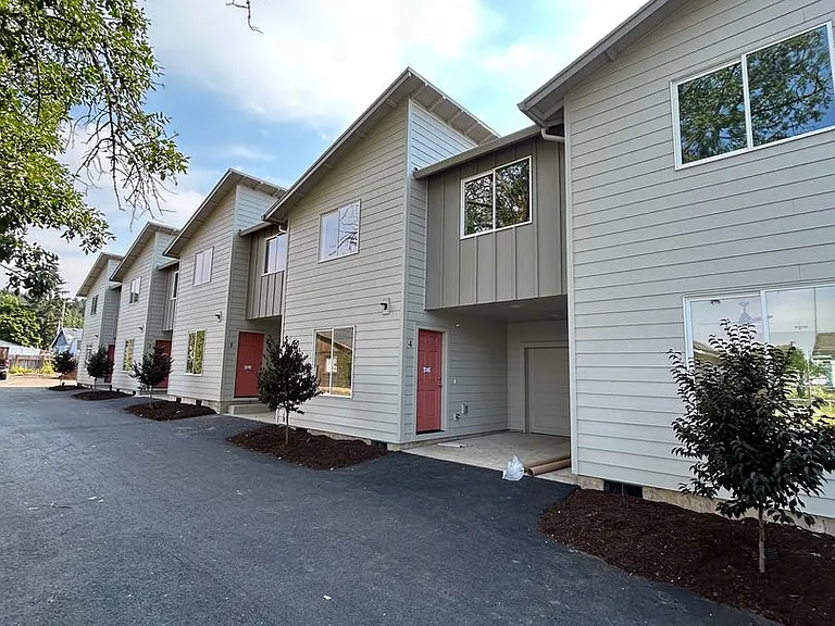 737 NE Sherman St — Photo 24
