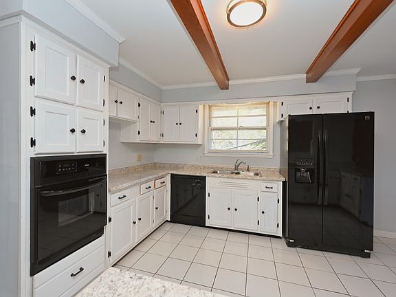 3rd image of 140 Roberta Dr