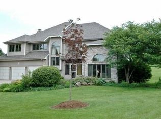 39W913 Prunetree Ln, St Charles, IL 60175