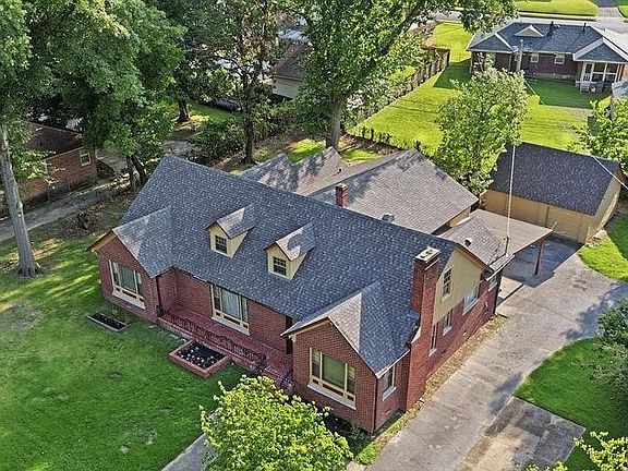 5th image of 981 N McLean Blvd