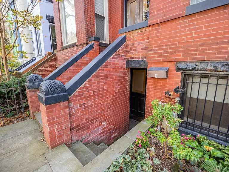 24 R St NW #B — Photo 4