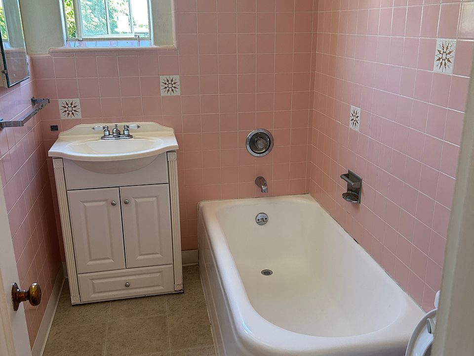 Full tub/shower.