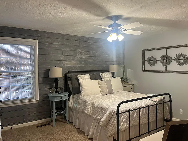 Main bedroom, with two closets. (14x12)