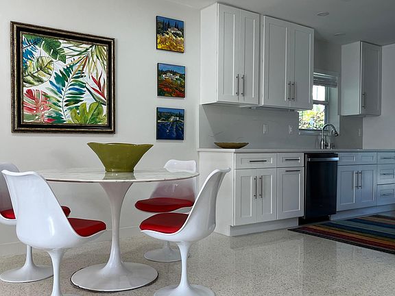 Dining and open kitchen

402 Venetian