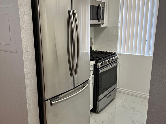4th image of 1212 N Beachwood Dr