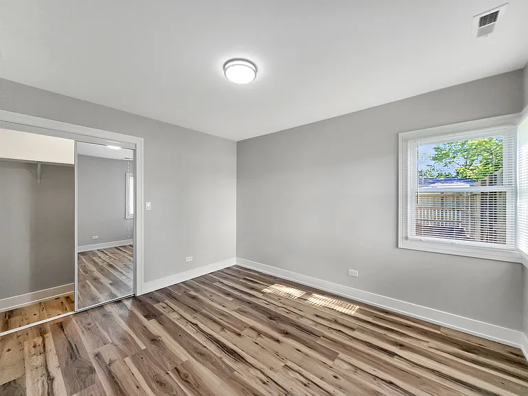 1912 Lawrence Ave — Photo 11