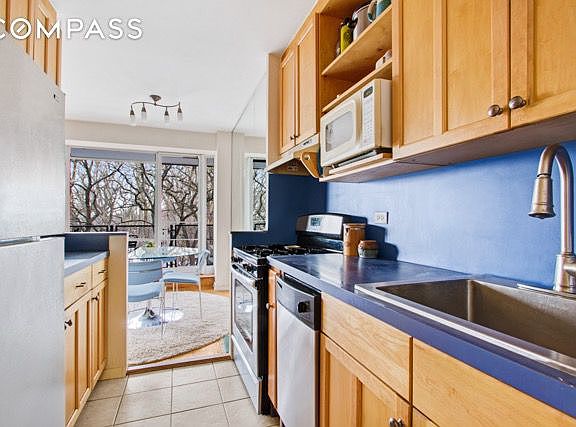 3rd image of 2727 Palisade Ave APT 7L
