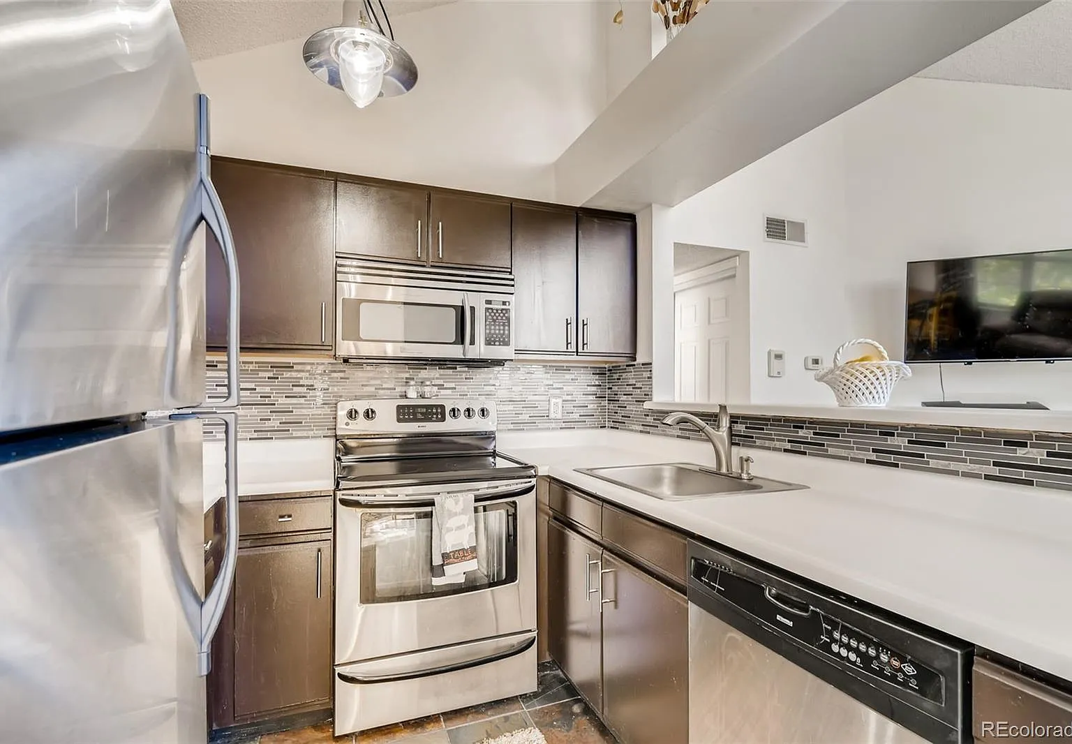 2 bed, 860 sqft, $1,900 — Photo 3