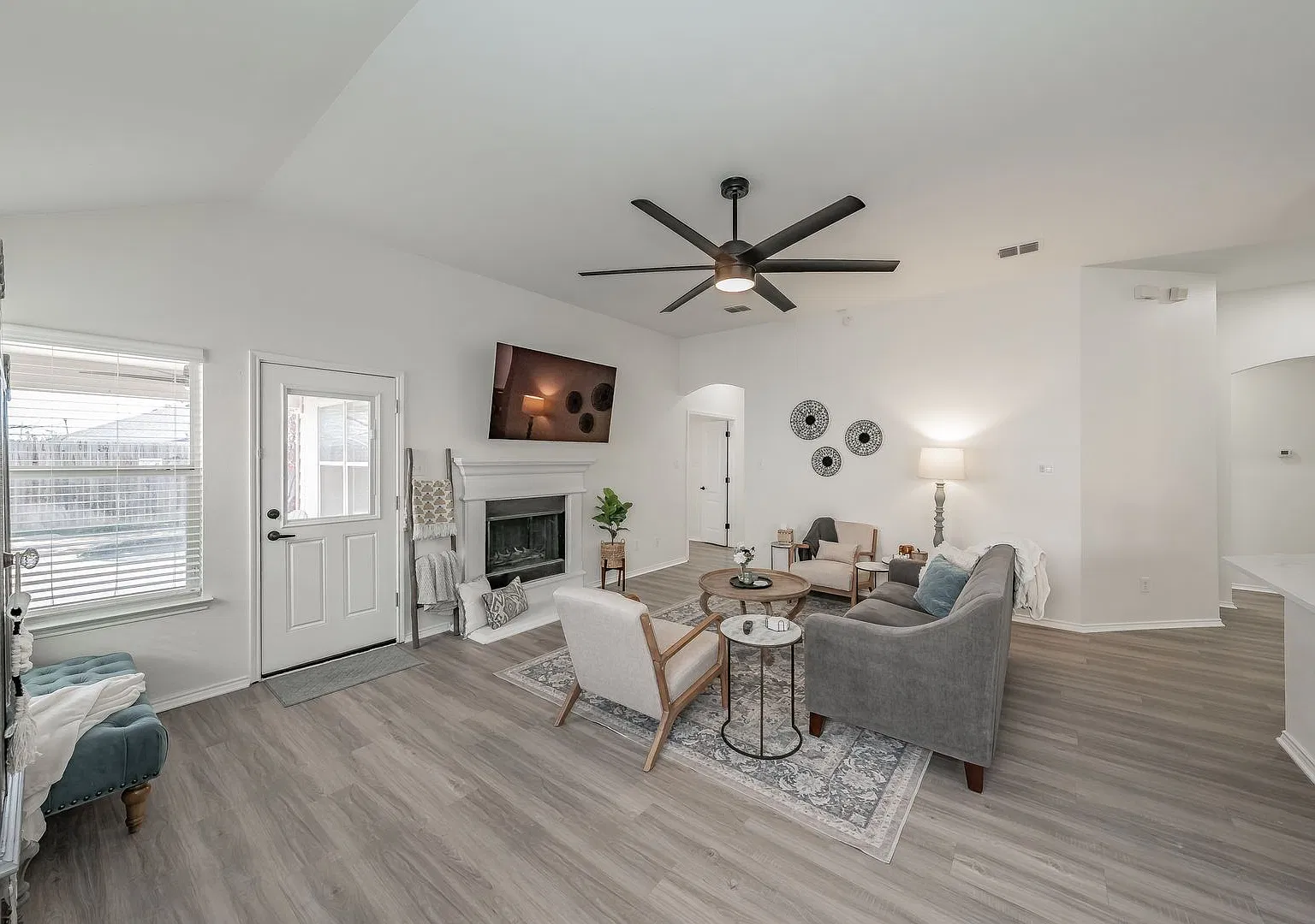 3bed/2bath Cozy Chic with Backyard Oasis — Photo 4