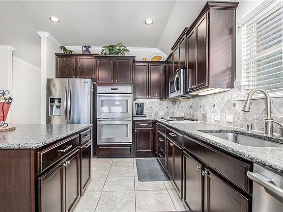 4th image of 221 Whitman Dr