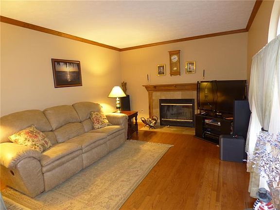 4th image of 226 Carriage Blvd