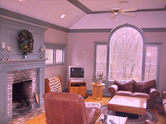 SPACIOUS FAMILY ROOM