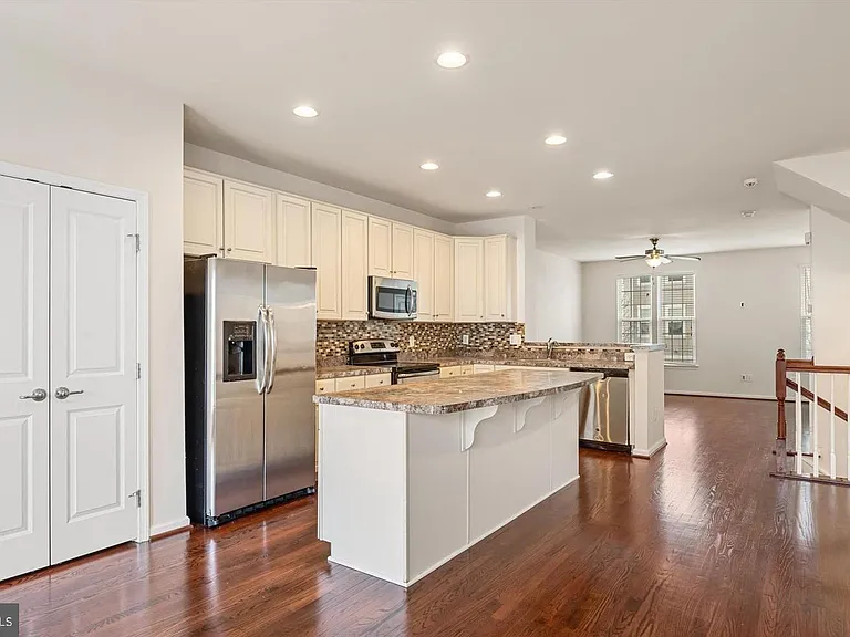106 Argyle Ct — Photo 10