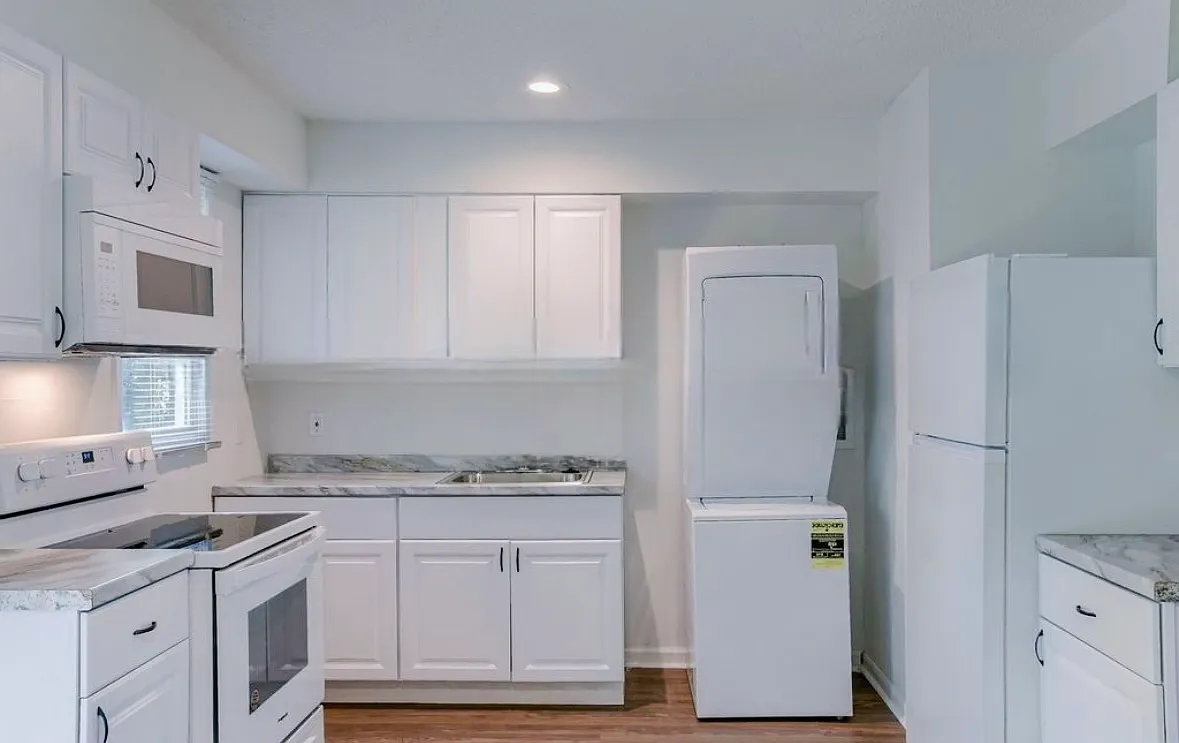 3 bed, 912 sqft, $1,200 — Photo 4