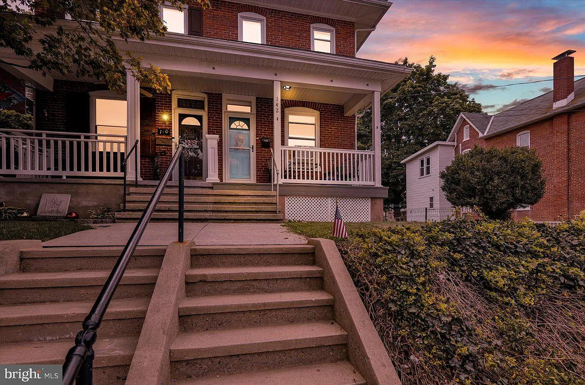 142 Washington St photo 1