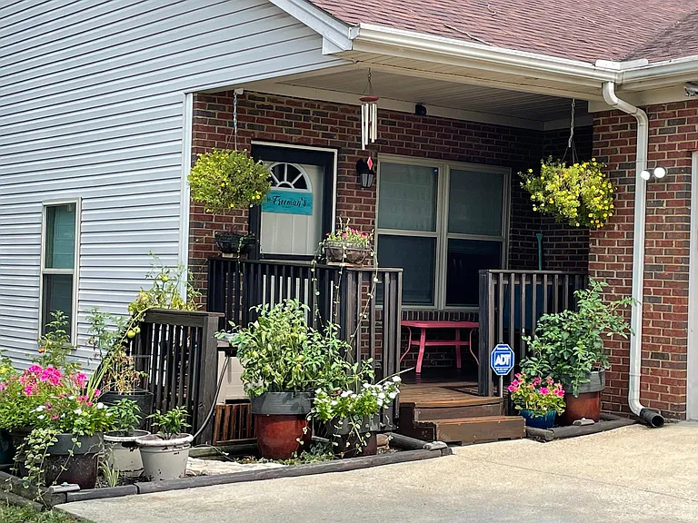 302 Williamsburg Ln — Photo 2