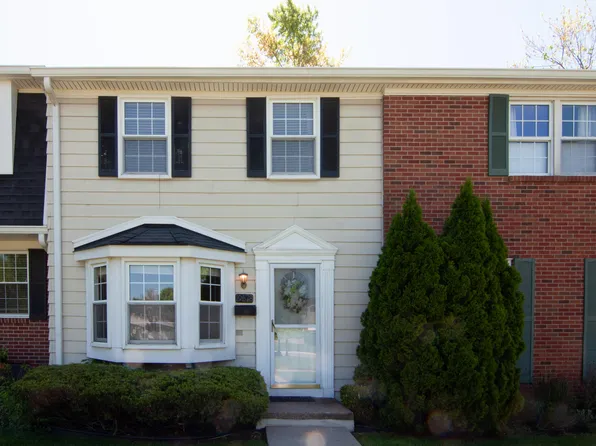 19578 Crystal Lake Dr, Northville, MI 48167