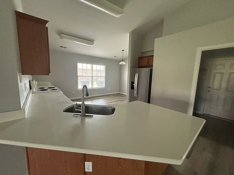 114 Amsterdam Pl — Photo 6