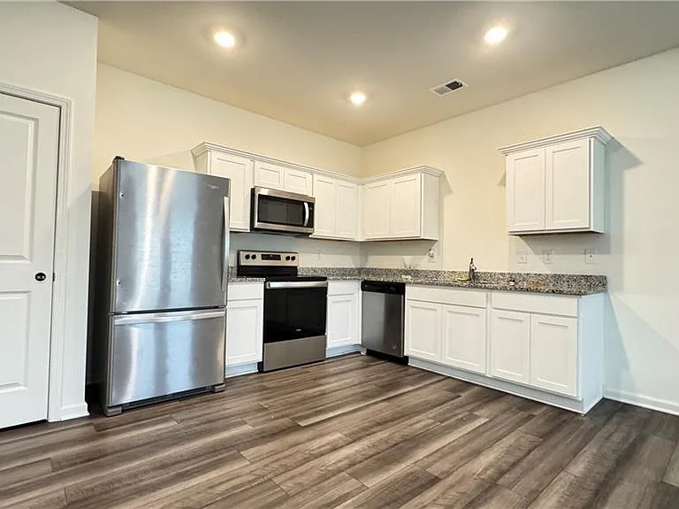 204 Fenchurch Way — Photo 4