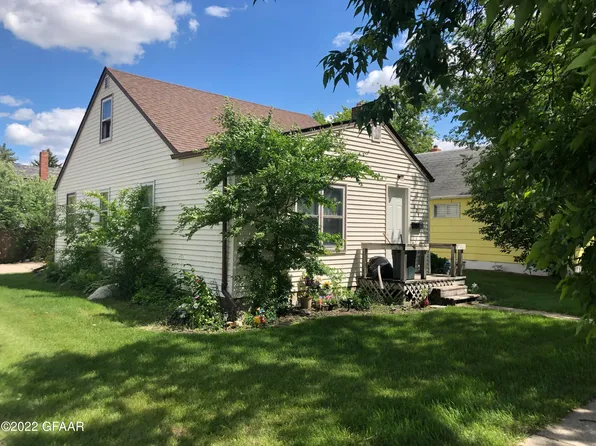 604 Prospect Ave, Grafton, ND 58237