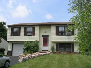 5750 Clover Meadow Ln, Farmington, NY 14425