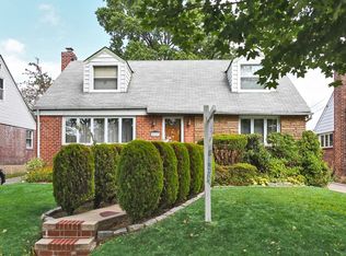 5337 202nd St, Oakland Gardens, NY 11364