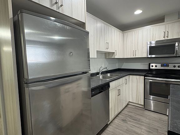 3rd image of 1530 Logan Ave