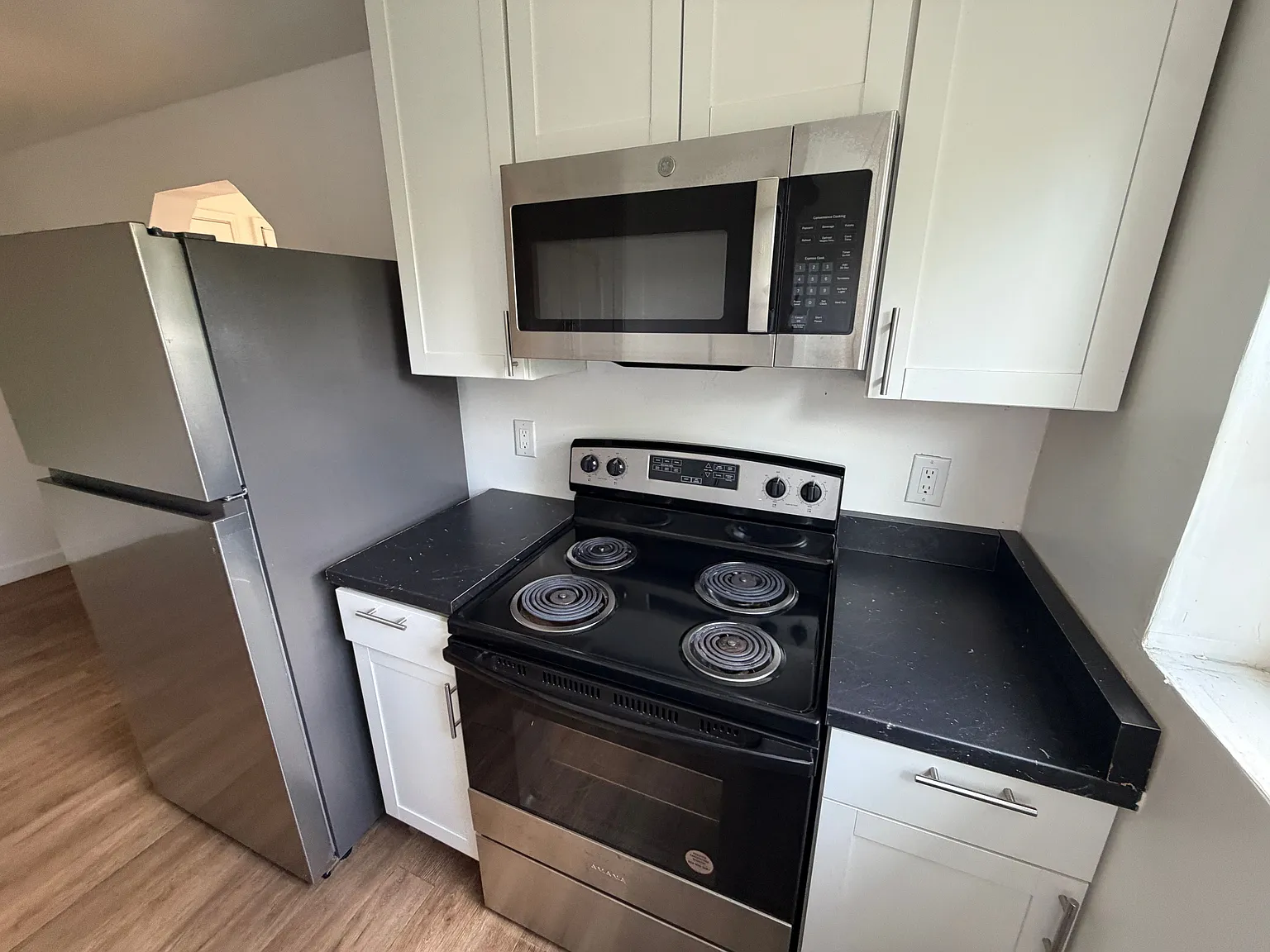 Spacious 1 Bedroom with Hardwood floors and Stainless Appliances — Photo 4