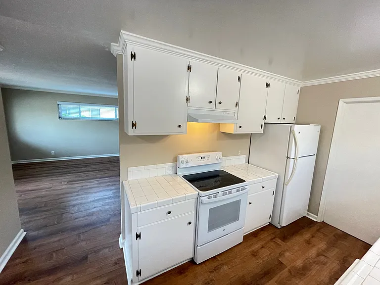 1615 Grace Ave #1615 — Photo 3