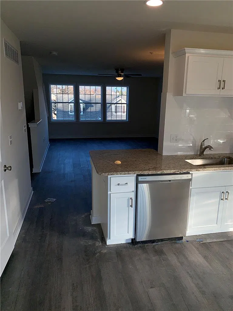 3 bed, 2.5 bath, 1804 sqft, $2,500 — Photo 4