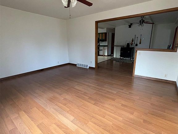 4th image of 3835 Maple Rd