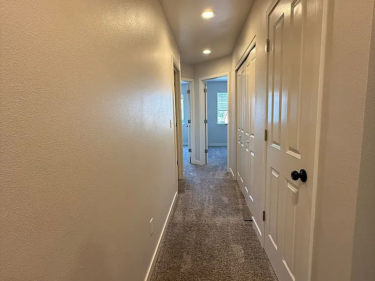 47 Samantha Ct — Photo 21