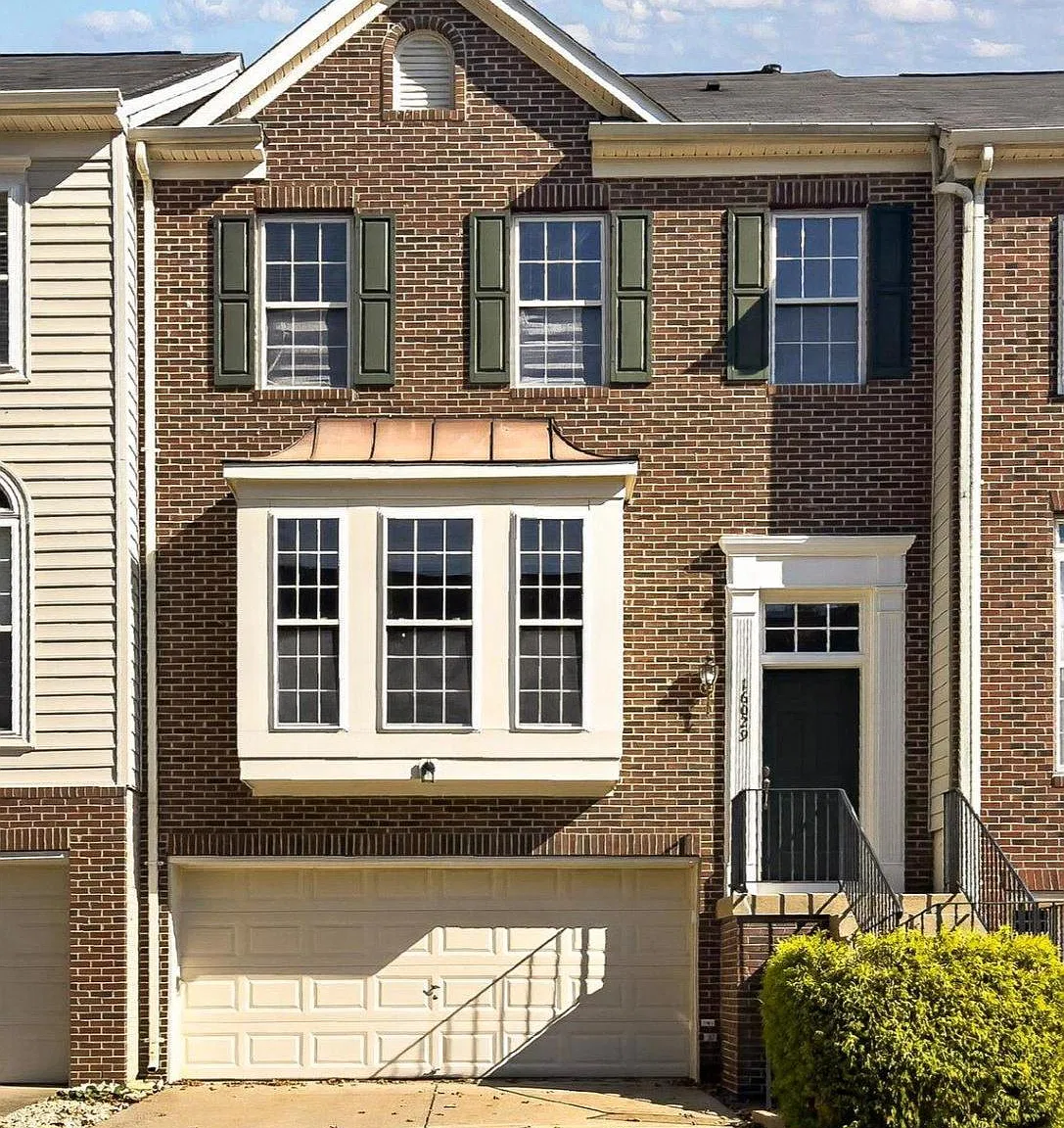 3 bed, 3.5 bath, 2590 sqft, $2,975 — Photo 1