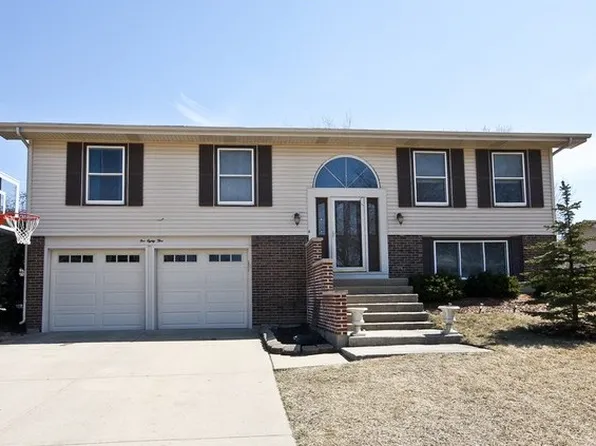 185 Lockwood Ln, Bloomingdale, IL 60108