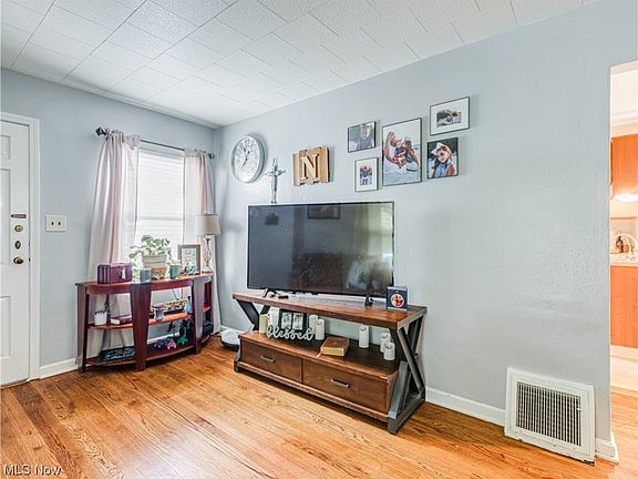 4th image of 1691 Marigold Ave