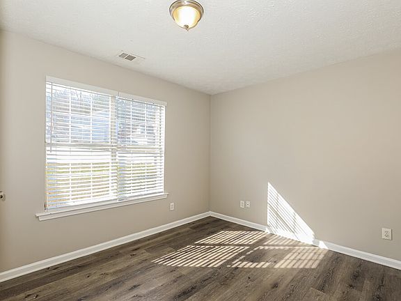 5th image of 587 Rosewood Cir