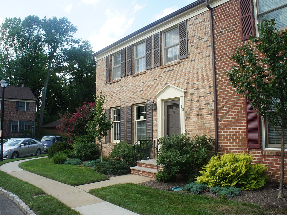2nd image of 12 Cowperthwaite Sq #12