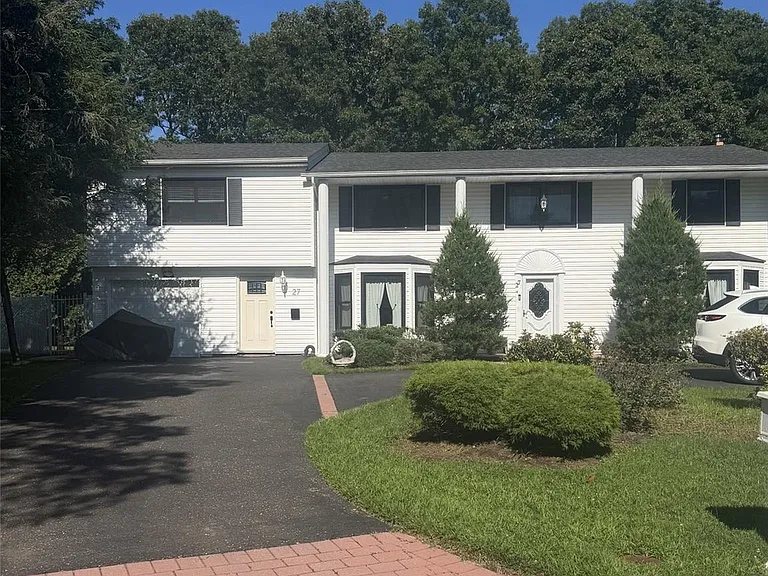 27 Stuart Dr — Photo 1
