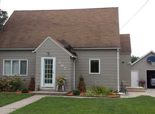 307 Park Ave, Strawberry Point, IA 52076