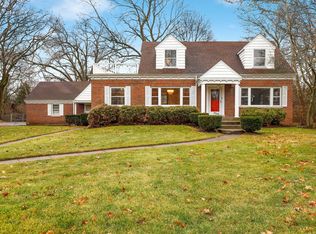 33 Park Ln, Golf, IL 60029