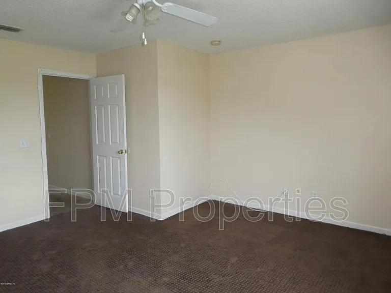 1017 Crestwood St — Photo 15