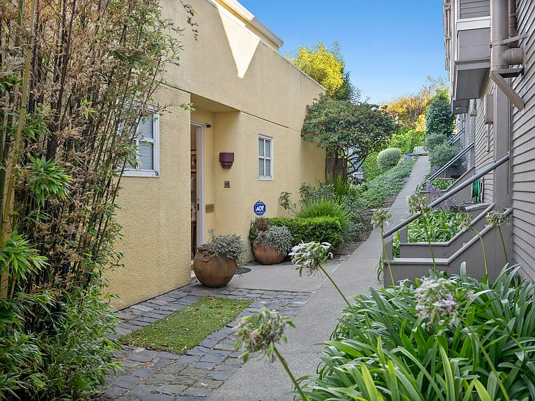 2552 Hyde St — Photo 3